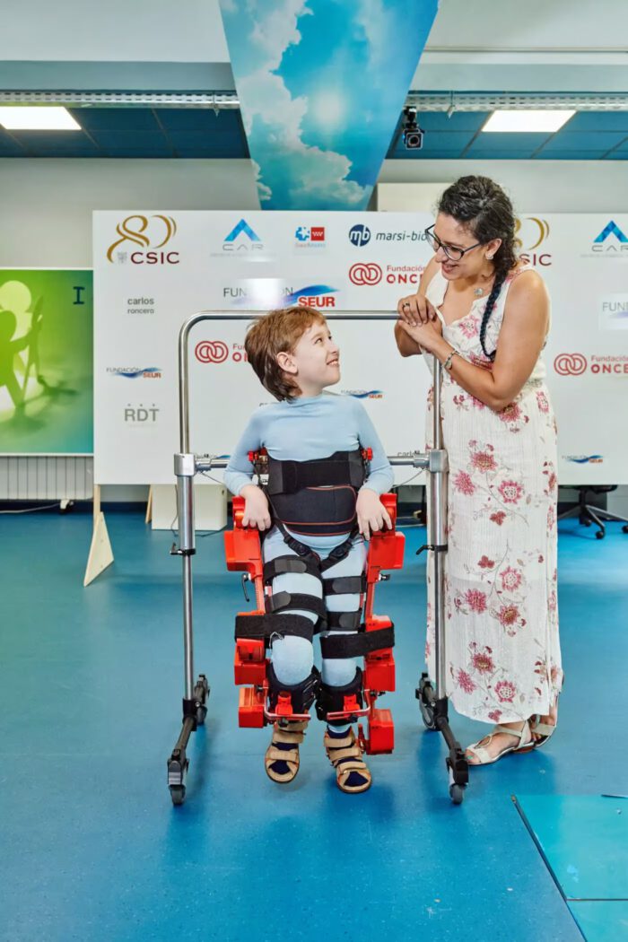 Egzoszkielet pediatryczny 1 egzoszkielety aktywne mobilny robot rehabilitacyjny konczyn dolnych marsi bionics atlas 2030 egzoszkielet0aktywny scaled 1 1